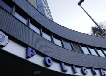 A drunken tourist smashes the door of a flat in Escaldes