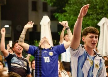 Argentina goes back to England and will play the final of the World Cup against Spain