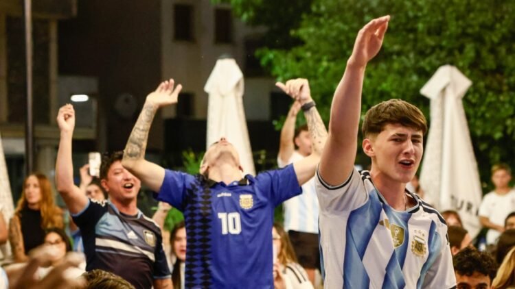 Argentina goes back to England and will play the final of the World Cup against Spain