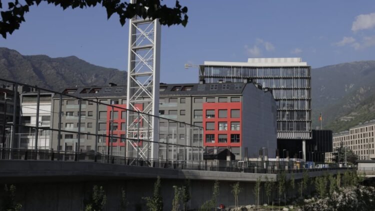 Last works to complete the expansion of the river promenade in Andorra la Vella