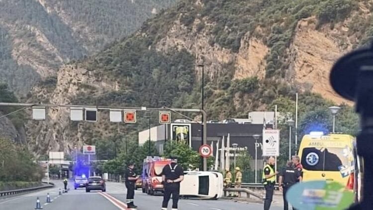 A taxi driver tests positive for alcohol after overturning in La Margineda