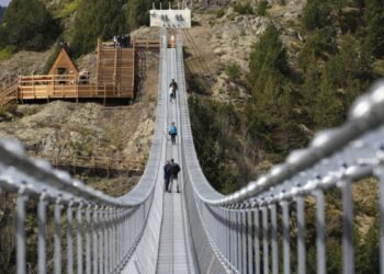 The owners defy the threat of the commune of Canillo, in Andorra, to expropriate for the Tibetan bridge