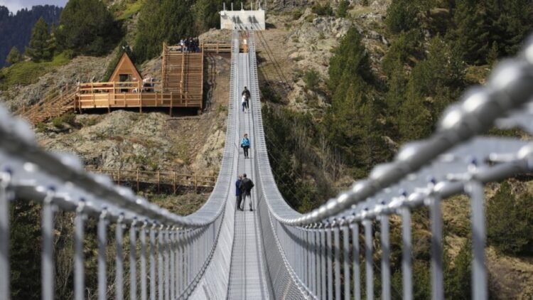 The owners defy the threat of the commune of Canillo, in Andorra, to expropriate for the Tibetan bridge