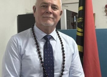 Health Minister considers limiting doctors in administrative roles amid shortage | News