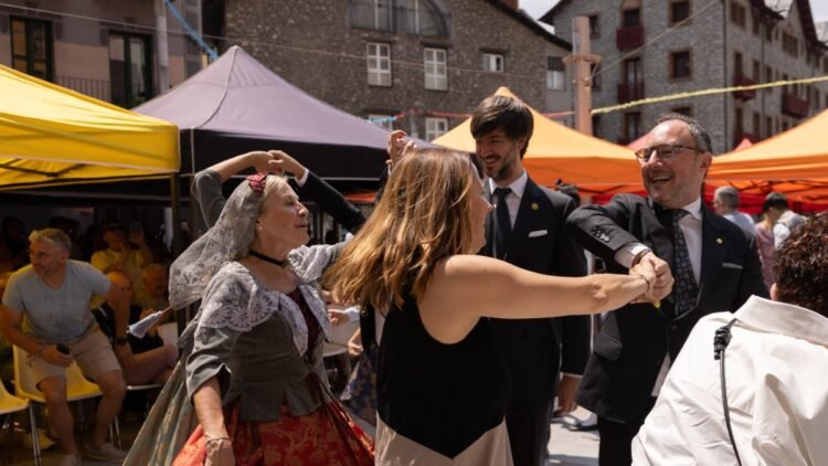 The Head of Government of Andorra, Xavier Espot, and the Consul Major of Escaldes, Rosa Gili, open the door to rethinking the major holidays