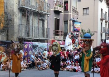 Sant Julià vibrates with the White Lady in a packed Plaza Mayor