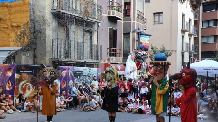 Sant Julià vibrates with the White Lady in a packed Plaza Mayor