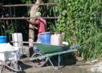 Water: Without water, residents of Alturas del Mirador drink from wells and the Diezmero River