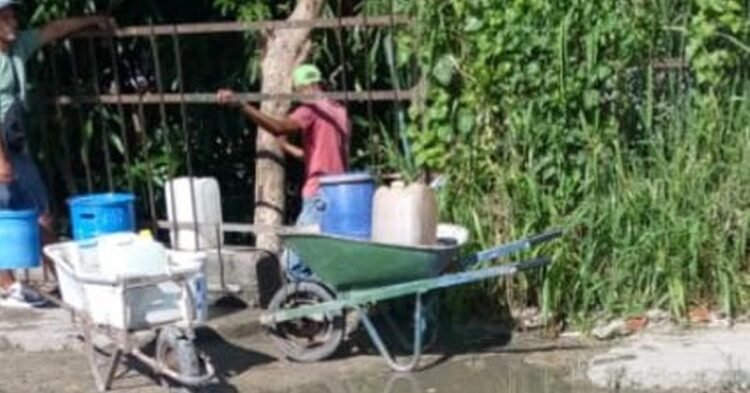 Water: Without water, residents of Alturas del Mirador drink from wells and the Diezmero River