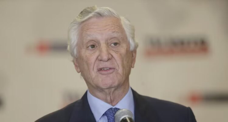 Foreign Minister Carlos Pareja visited Keiko Fujimori to inform her about the transfer of command and confirmed the attendance of nine heads of state