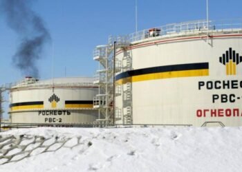 Global oil demand dropping, but US drivers keep buying more gas | Business