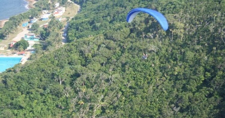 Accidents: A 12-year-old boy dies on Isla de la Juventud in a paragliding flight