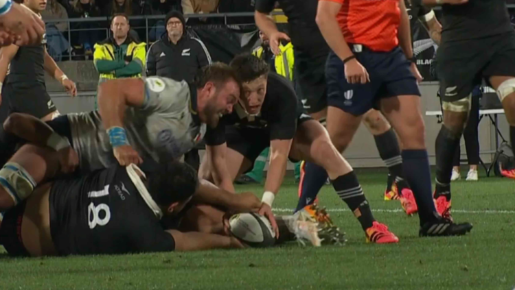 Watch: Italy lock headbutts All Blacks star Cam Roigard