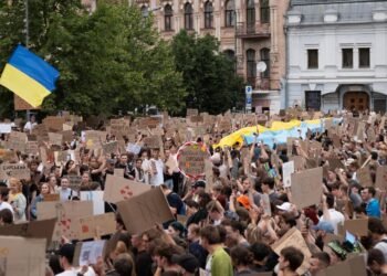 Ukraine fires 400 drones toward Moscow as Zelenskyy grapples with protests