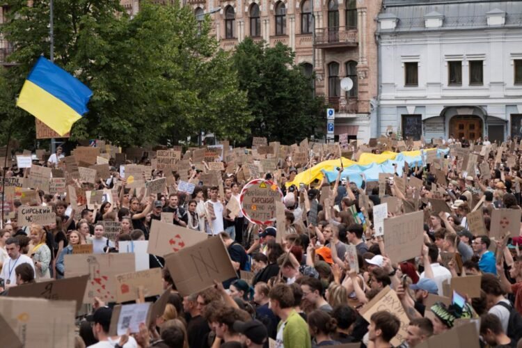 Ukraine fires 400 drones toward Moscow as Zelenskyy grapples with protests