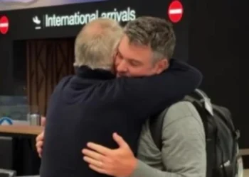 Watch: Ryan Fox gets a welcome home hug from dad Grant and reveals a pie craving