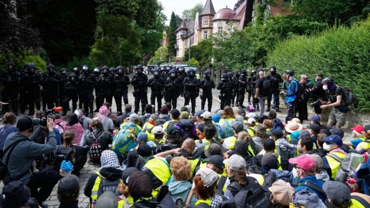 Far-right German party re-elects leaders as protesters and police clash