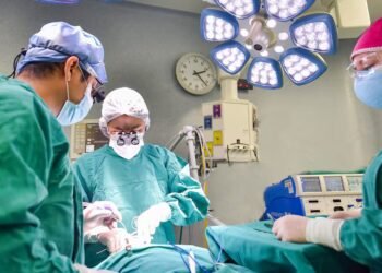 Brain surgery with the patient awake: the operation that helps preserve emotions