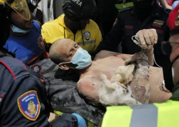 A glimmer of hope in Venezuela… A father and his son are rescued after 4 days from under the rubble of the devastating earthquake (photos and video)