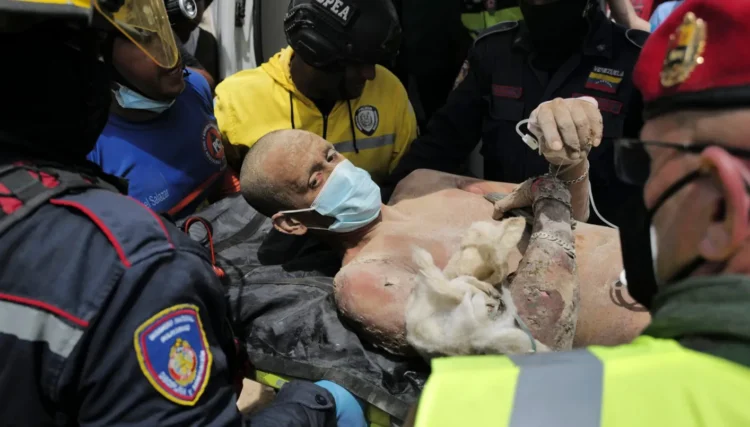 A glimmer of hope in Venezuela… A father and his son are rescued after 4 days from under the rubble of the devastating earthquake (photos and video)