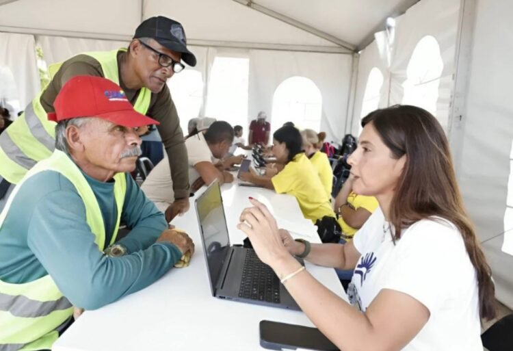 Victims from La Guaira spend 12 hours in line for the census