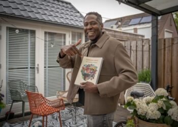 Kaarsbaan hopes that new Surinamese language book ‘Fawaka Mati’ will find its way to Suriname – de Ware Tijd