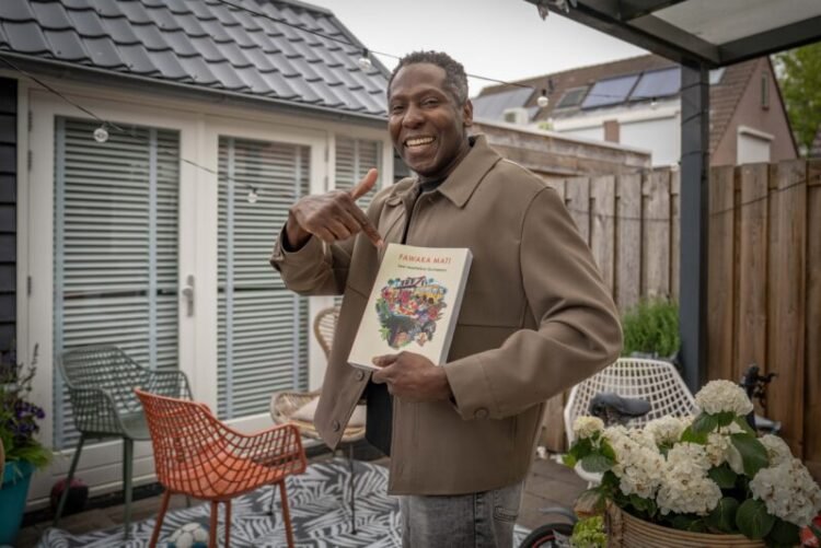 Kaarsbaan hopes that new Surinamese language book ‘Fawaka Mati’ will find its way to Suriname – de Ware Tijd