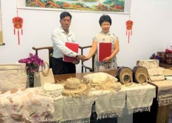 China’s Heilongjiang Chamber Buys Myanmar Banana-Fibre Handicrafts