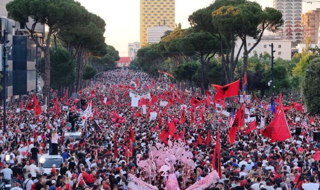 A month of protests, today the 30th rally is held in front of the Prime Minister’s Office – Shqip.com