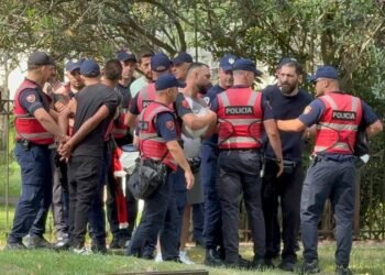 Protesters start attacking deputies with eggs and flour, some accompanied – Shqip.com
