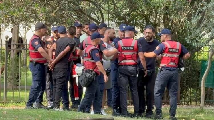 Protesters start attacking deputies with eggs and flour, some accompanied – Shqip.com