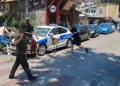 The situation in the Parliament worsens/ After throwing stones at the officers, the protesters destroy the police car, several people are arrested – Shqip.com