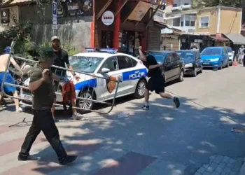 The situation in the Parliament worsens/ After throwing stones at the officers, the protesters destroy the police car, several people are arrested – Shqip.com
