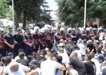 Clashes at the Parliament, 20 citizens escorted to the police! 9 officers with injuries are sent to the hospital – Shqip.com