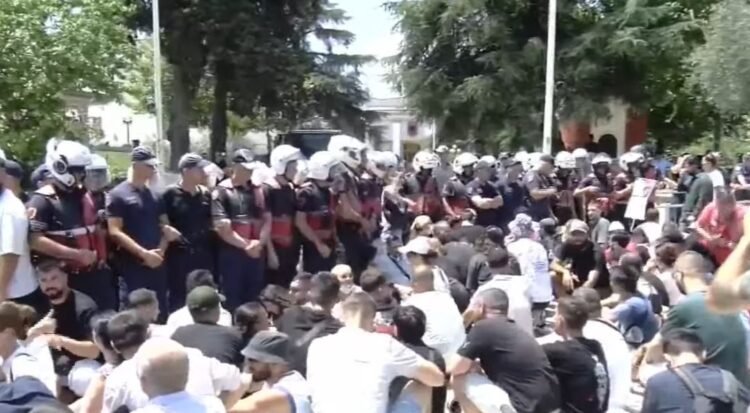 Clashes at the Parliament, 20 citizens escorted to the police! 9 officers with injuries are sent to the hospital – Shqip.com