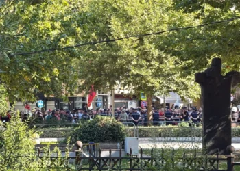 “You don’t represent us”/ Protesters protest in front of the Parliament, the police ‘armour’ the area – Shqip.com