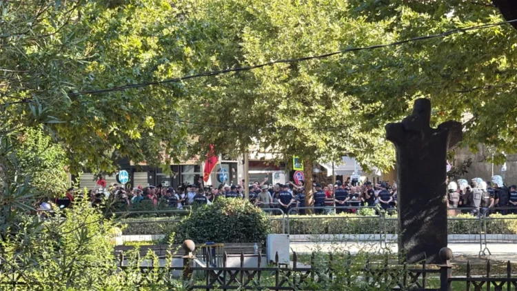 “You don’t represent us”/ Protesters protest in front of the Parliament, the police ‘armour’ the area – Shqip.com