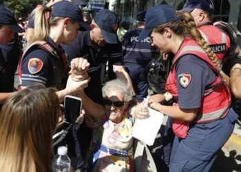 Tensions during the rally in front of the Parliament, Police escort 12 protesters – Shqip.com