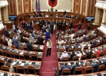 The opposition on the ‘foot’ blocks the pulpit/ SP approves with over 80 votes the reports of independent institutions, the new head of Public Procurement is also voted in – Shqip.com