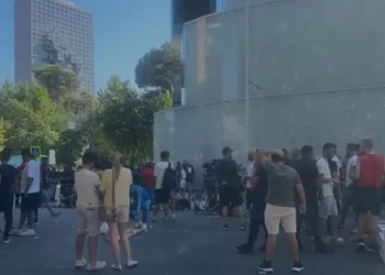 They threw hard objects and pyrotechnic devices at police officers/ 2 protesters are arrested, 30 others are being processed at large – Shqip.com