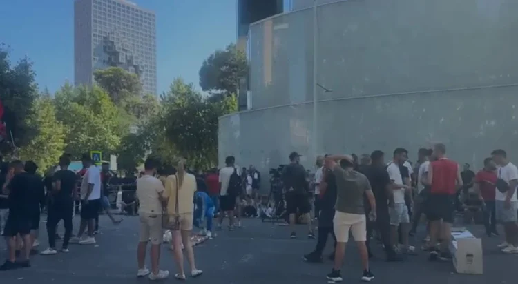 They threw hard objects and pyrotechnic devices at police officers/ 2 protesters are arrested, 30 others are being processed at large – Shqip.com