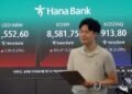 (LEAD) Seoul stocks open higher on continued chip rally