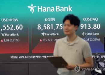 (LEAD) Seoul stocks open higher on continued chip rally