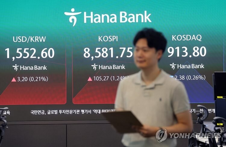 (LEAD) Seoul stocks open higher on continued chip rally