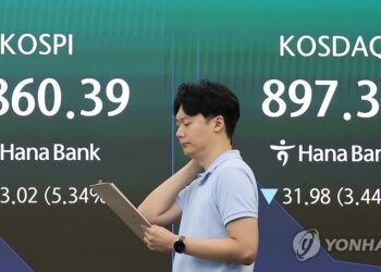 (LEAD) Seoul shares plunge nearly 8 pct on tech sell-off amid renewed AI concerns