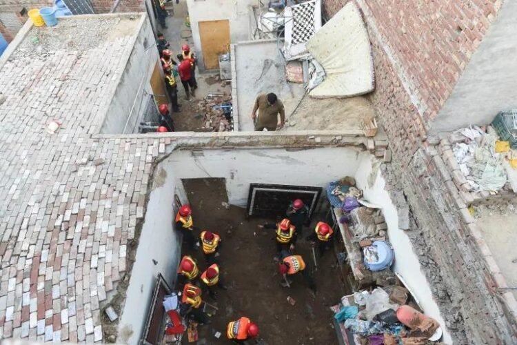 14 children killed after roof of Pakistani tuition centre collapses – Pajhwok Afghan News