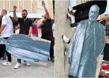FOTOLAJM/ Protesters imitate the toppling of the statue of Enver Hoxha with the photograph of Edi Rama: Surrender or fall!