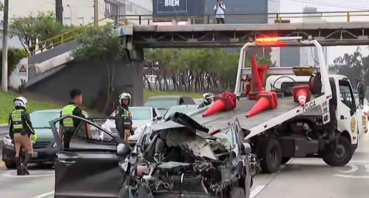 Vía Expresa: Couple is injured after the mistake and crash of their car against the highway guard