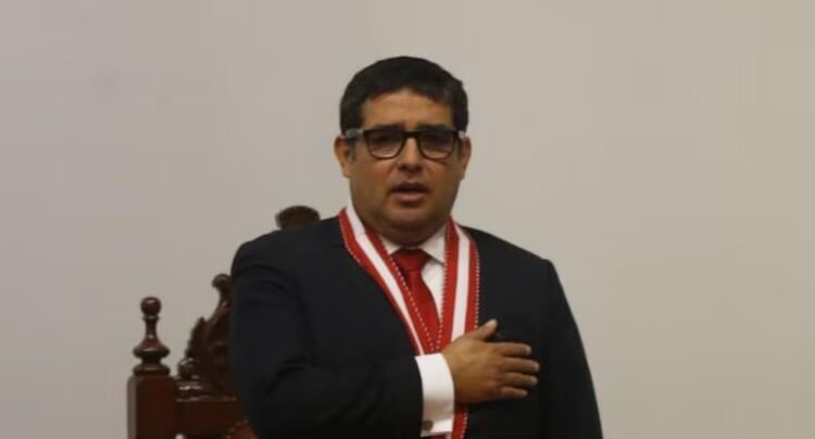 Tomás Gálvez makes official the restitution of Víctor Rodríguez Monteza as supreme prosecutor