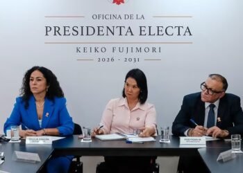 Keiko Fujimori meets with representatives of the World Bank in a round of talks before taking office